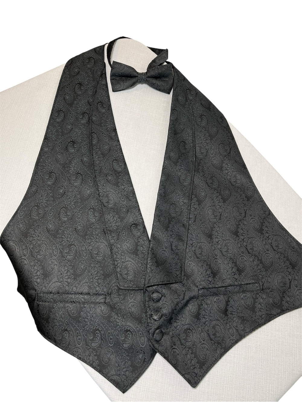 Mel Howard Men's Black Paisley Tuxedo Vest & Matching Bow Tie
Large. Adjustable